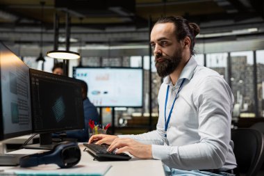 İş bilişim analisti yapay zeka dijital araçları ve derin öğrenme modelleri kullanarak, yenilik için veri analizi ve öngörü yaparak uyarlanabilir optimize iş çözümleri yaratıyor. Bulut hesaplama