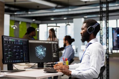 Yazılım geliştiricisi yapay zeka şirketinde kodlama yaparken yapay zeka modeli yardımı koz olarak kullanıyor. Afro-Amerikan başlangıç yönetimi LLM sohbet robotu önerilerini kod düzenleyiciye entegre etti