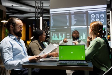 Çeşitli proje ekibi, iş istihbaratını tartışmak için çalışma saatleri dışında veri görselleştirme raporlarını paylaşmak üzere bir araya gelir. Yatırımcı grubuna yapılacak sunum için tahminler hazırlanıyor.