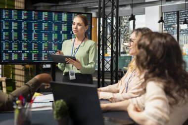 Verimli bir strateji oluşturmak için takım çalışması yapan, güçlü kadınlar bir toplantıya öngörü ile öncülük eden ve kurumsal büyüme ve yönetim hikayesini yeniden şekillendiren bir grup kadın profesyonel..