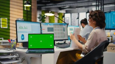 Kadın iş analisti öngörüleri fotokopi alanıyla gözden geçiriyor, şirketi genişletmek ve performans ölçümlerini artırmak için yeni bir geliştirme stratejisi geliştiriyor. Mesleki hedefler.