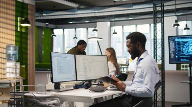 Bilgisayarı kullanarak teknoloji firmasında yönetici, hataları düzeltmek için yazılım yamaları derleme, sorun çıkaran arka uç işlemleri. Bilgi işlem uzmanı, sistem çökmesini terminalden çözüyor, kamera A