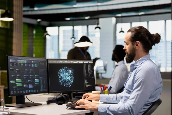 Yapay zeka şirketinin ofisinde yapay zeka modeli yardımı ile yazılım geliştirici kodlama. LLM yardımcı önerilerini kod düzenleyiciye entegre eden teknik başlangıç işyeri programcısı