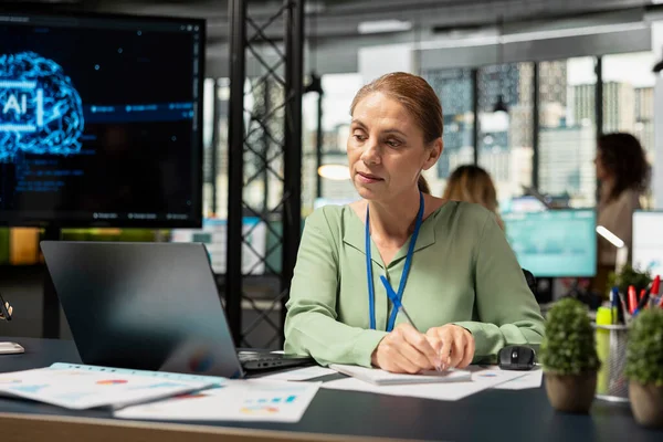 Yapay zeka algoritmaları ve makine öğrenimi kullanarak modern bir çalışma alanında stratejik planlama için hedefler belirleme ve proje gündemi oluşturma konusunda iş uzmanı. Büyüme ve üretkenlik.