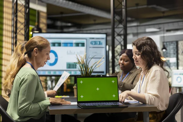 Ofisteki bir toplantıya katılan iş ortakları, yeni bir strateji geliştirmek ve fikir üretmek için bir brifing oturumuna katılıyorlar. Hedefler planlama.