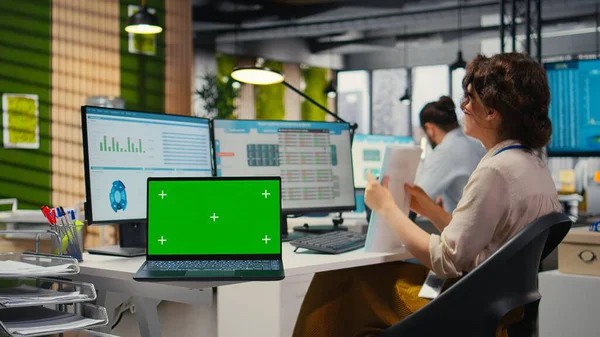 Kadın iş analisti öngörüleri fotokopi alanıyla gözden geçiriyor, şirketi genişletmek ve performans ölçümlerini artırmak için yeni bir geliştirme stratejisi geliştiriyor. Mesleki hedefler.