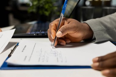 Siyahi başvuru sahibinin yasal istihdam belgelerini imzalaması, işe alım sürecini sonuçlandırmak için iş dünyasına kabul edilmesi ve başarılı bir kariyerin başlaması.