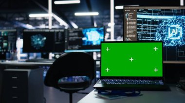 Veri merkezindeki yapay zeka eğitim iş akışlarını ve sistemlerin otomasyonunu destekleyen model defteri kapat. Sunucu odasındaki izole ekran laptopu, donanım işleme derin öğrenme veri tabanlarını izliyor