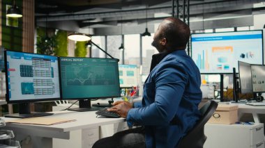 İş yerindeki kötü duruşunu düzelten zenci bir işadamı yoğun çalışmadan dolayı sırt ve boyun ağrısı ile baş ediyor. Verimlilik ve verimlilik görevlerini çözen yönetici.