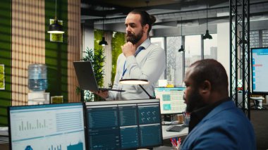 Günlük görevleri tamamlayan ve iş verimliliğini izleyen ofis yöneticisi, bilgi grafikleri hakkında veri içgörülerinden yararlanarak yönetim çözümleri için performans raporları ve açıklamalar oluşturmaktadır.