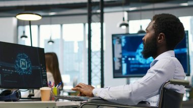 Tekerlekli sandalyedeki profesyonel bilişim teknisyeni yapay zeka otomasyonunu kullanarak yazılım uygulamaları geliştiriyor. Belden aşağısı felçli bir bilgisayar bilimcisi yapay zekayla hata ayıklama uygulamaları, kamera A