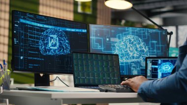 Siyah işadamı yapay zeka dijital araçları ve makine öğrenme modelleri kullanarak, yenilik için veri analizi yaparak uyarlanabilir optimize iş çözümleri yaratıyor. Bulut hesaplama. Kamera B.