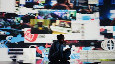 Sosyal medyanın zehirli döngüsüne yakalanan dengesiz adam sosyal kaygı belirtileri gösteriyor ve aşırı bilgilerin yol açtığı saplantılı davranışlar gösteriyor. Çevrimiçi içerik, zararlı akıllı telefon bağımlılığı. Kamera B.