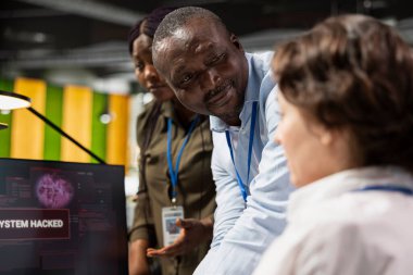 Yazılım hata ayıklaması yapan yeni sistem yöneticisi, iş arkadaşlarının yardımıyla virüsü tamir ediyor. Bilgisayar korsanlarıyla savaşan kadın mühendis ddos saldırısı, tavsiye paylaşan ekip üyeleri tarafından destekleniyor