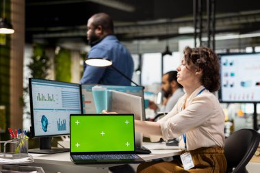 İşletmeyi genişletmek ve performans raporlarını artırmak için yeni bir geliştirme stratejisi geliştirmek üzere yeşil ekran ile hava tahminleri için veri kullanan odaklanmış ofis yöneticisi. Mesleki hedefler.