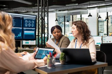 Stratejik planlama, odaklanma ve kararlılık, mesleki büyüme, güçlendirme ve kurumsal sinerji konularında performans takibi yapan çeşitli kadın grupları. Kamera A.