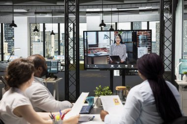 Adaylar ve başvuranlar, web kamerası ve yüksek teknoloji araçları kullanarak sanal bir çağrı konuşmasına girişiyor, özgeçmişin incelenmesi ve bir uzak görüşme konferansında iş arama sürecinin değerlendirilmesi.