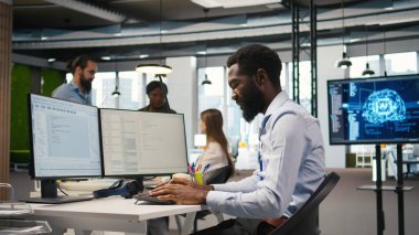 Bilgisayar, donanım ve yazılım sorunları kullanarak teknoloji firmasında sistem yöneticiliği. IT profesyoneli bilgisayar, kamera A kullanarak performansı izliyor ve optimize ediyor.