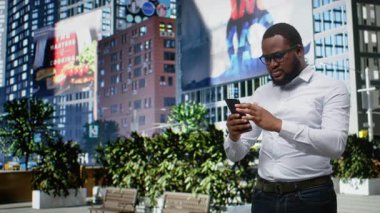 Afrika kökenli Amerikalı erkek telefonda kötü haberler okuyor ve hayal kırıklığına uğruyor. Şehir merkezini araştırıyor ve telefonundan memnuniyetsizlik mesajları okuyor. Kamera A.