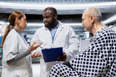 Sağlık uzmanları, ilaç testleri sırasında hastanın hayati organlarını inceleyerek kimyasal reaksiyonlar ve ilerlemiş tıbbın sonuçları hakkında veri topluyor. Etkili ilaç geliştirme.