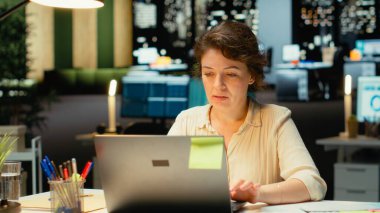 Piyasa verilerini araştıran ve düzeltme için hesap tablolarını kullanarak iş hedeflerine ulaşmak için stratejiler tasarlayan genel müdür. Çok uluslu bir şirkette gece geç saatlere kadar çalışıyorum. Kamera B.