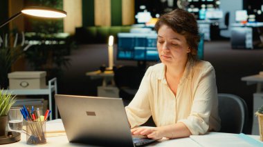 Cesareti kırılmış bir kadın planlar yapıyor ve ertesi sabahki toplantıda yöneticilerle paylaşmak için amaçları belgeliyor. Çalışanlar tükenmiş ve zihinsel bir bulanıklık içinde fazla mesai yapıyor, sınırları zorluyor. Kamera B.