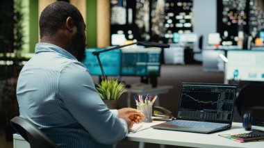 Endişeli finans danışmanı ön plandaki eğilimleri görüyor ve para kaybediyor. Gece geç saatlerde iflas ve başarısızlık konusunda endişeli. Hüsrana uğramış üzgün insan mutsuz ve stresli..