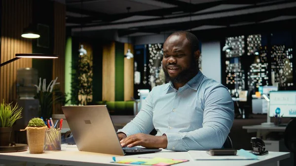 Dahi siyah işçi saatler sonra yeni bir yenilikçi fikirle o anın kıvılcımını yakarak büyük bir buluş yapıyor. Parlak bir yaklaşımla aydınlanma ve yaratıcılık..