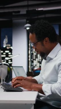 Dikey video, bilgisayar ekranında gösterilen kritik hata uyarısını nasıl düzelteceğini düşünerek ofis masasında panikledi. Teknik başlangıç yazılım geliştiricisi sunucu ağını etkileyen bilgisayar hatasını düzeltmeye çalışıyor