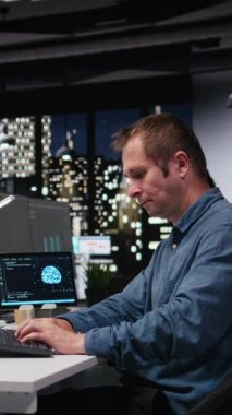 Ofisteki dikey video veri bilimcisi yapay zeka hatalarını önlemek için makine öğrenme algoritmalarını analiz ediyor. Teknoloji ajansı, yapay zeka tahminini geliştirmek için kod mantığını gözden geçiriyor.