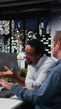 Ofiste işbirliği yapan teknisyenlerden oluşan dikey video ekibi, bilgisayarda kod yazma, görevleri otomatikleştirmek için makine öğrenme modelleri geliştirme. Çalışanlar birlikte çalışarak programlama dili betikleri yazarlar