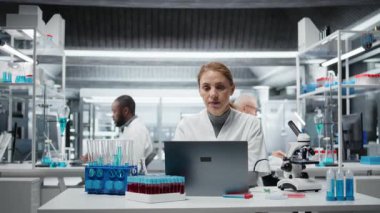 Laboratuvarda genomik üzerinde çalışırken başağrısı çeken yorgun kadın bilim adamı. Yorgun araştırmacı, DNA ipliğini incelerken acı hissediyor. Not defteri, kamera A.