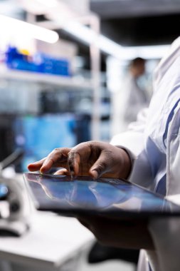 Bilim adamları tarafından bir bilim deneyi için kullanılan modern laboratuvar yazılımıyla tableti kapat, ileri teknoloji. Moleküler biyoloji, biyoteknoloji ve sağlık hizmetleri yeniliğine odaklanmış.