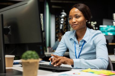 Afrika kökenli Amerikalı çalışanlar mesai saatleri dışında rakamları ve finans ölçümlerini belgeliyorlar, güncellemeleri araştırıyorlar ve iş yönetimi gündemini düzenliyorlar. Hedefler ve hedefler ayarlanıyor.