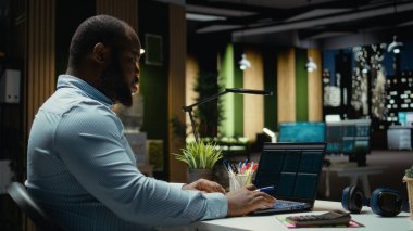 Kara danışman veri içgörülerini gözden geçiriyor ve dizüstü bilgisayardaki gündemi yönetiyor, raporlar hazırlıyor ve görevleri çözmek için düzeltmeler yapıyor. Not: İş dünyası için hedef ayarlarını destekliyor.