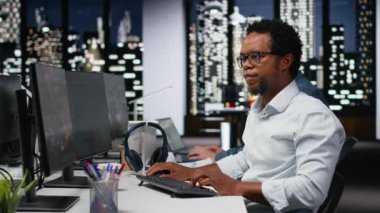 Şirket işyerindeki yazılım geliştiricisi yapay zeka teknolojisi kalite güvencesi veriyor. IT çalışanı ofiste klavyede yazı yazıyor, programlama dilleriyle yapay zeka betiği yazıyor, kamera B