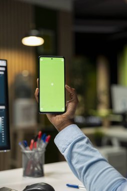 Telefonda kadın analistin yanındaki izole krom anahtar tahminleri gözden geçiriyor, şirketi genişletmek ve performans ölçümlerini artırmak için yeni bir geliştirme stratejisi geliştiriyor. Mesleki hedefler.