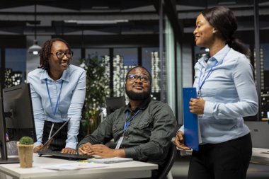 İşletme müdürü ve analistler çalışma alanındaki veri içgörülerini izleyerek, ayrıntılı performans ölçümleri ve açıklamaları tahmin etmek için analitiklerden yararlanıyorlar. Çalışma saatlerinden sonra hedef ayarı.