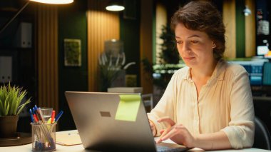 Çalışan düzeltme ve mali verileri kontrol etme, strateji odasında saatler sonra arşivlenmiş belgeleri gözden geçirme. Raporlardaki rakamların değerlendirilmesi, araştırma ve düzenleme gündemi. Kamera A.