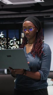 Ofisteki dikey video programcısı insan beyni düşünce süreçlerini taklit eden karmaşık makine öğrenme algoritmaları geliştiriyor. Bilişim uzmanı yapay zeka araçlarını yerleştirir, yazılım kalitesi güvencesi verir