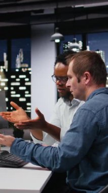 Silikon Vadisi şirketinde Yapay Zeka uygulaması geliştiren dikey video mühendisliği ekibi. Takım çalışma arkadaşları sorunları çözmek için makine öğrenme, hata ayıklama uygulamaları kullanıyorlar, kamera A