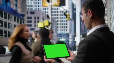 Kadınların ve erkeklerin yoğun yaya geçidinde aktif hareketlerle yol alan tablet üzerinde yatay modelleme, çeşitli toplum yaşam tarzlarını ve modern metropol alanının dinamik hızını gösteriyor. Kamera A.