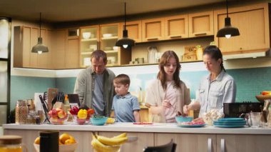 Ebeveynler çocuklarına lezzetli ev yapımı pizza yapmayı öğretiyor, ergenlik öncesi kız ve çocuk birlikte yemek yapmayı öğreniyorlar. Hafta sonu aktiviteleri sırasında aile zamanı. Kamera A.