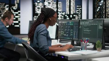 Teknik birim stajyeri, gece geç saatlerde ofiste yazılım performansını optimize etmek için müdürden yardım istiyor. Hata ayıklama, analiz kodu ve kamera B için takım liderinin yardımına ihtiyacı olan bir kadın.