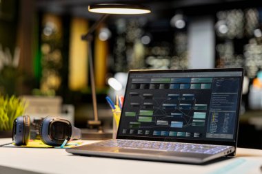 Laptop 'ta önemli raporları olan lüks modern ofis alanı, önemli veri analizlerini gösteren boş masa ve yönetim ve iş yönetimi görevleri için içgörü. Öngörü.