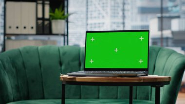 Boş modern çalışma alanı, masada dizüstü bilgisayarında fotokopi alanı, profesyonel cihazlar ve ağ sistemiyle donatılmış şirket ofisi. Kariyer geliştirme ve motivasyon.