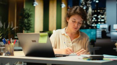 Şirket stratejisti yanlış bir fikir yazdıktan sonra bir makaleyi yırtıp atıyor, öfkeyle çalışmalarına başlıyor ve sayfayı buruşturuyor, hoşnutsuz kadın yazım hatası yapıyor. Kamera B.