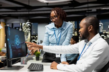 Siyahi meslektaşlar aylık veri raporları için yapay zeka analiz platformunu, nöral ağ algoritmalarını ve iş verimliliği için otomasyonu gözden geçiriyorlar. IT şirketinin temsilcisi.