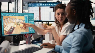 Mimari ölçüm yazılımıyla çalışan profesyonel bayan ekip, bina yapısını ve kat planını planlıyor. Emlak projeleri için iç tasarım.