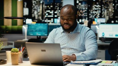 Geceleri e-postalarında iyi haberler okuyan, kariyerinin gelişmesini kutlayan ve ofise ışınlanan çok mutlu bir adam. Büyük fırsatı ve sözleşmesi olan bir iş adamı..